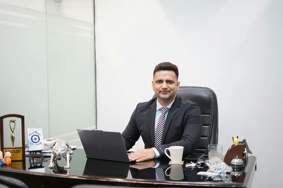 Senior BizzFly enterprise growth advisor at an executive desk during a client consultation