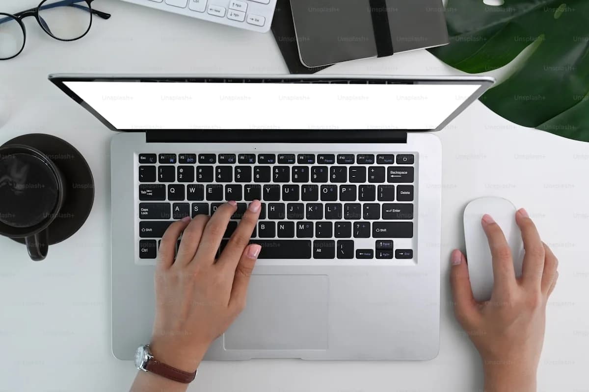 Content specialist writing semantic content with clear heading hierarchy and descriptive internal links